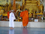 Puket Explorer  Der grosse Buddha buddistischer Mönch vor dem Altar (TH).